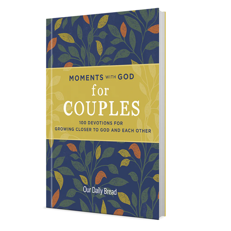 MOMENTS WITH GOD FOR COUPLES - 100 Devotions for Growing Closer to God and Each Other