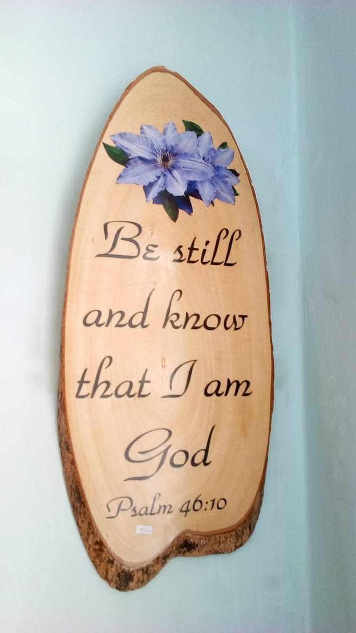 WALL PLAQUES WOODEN - BE STILL